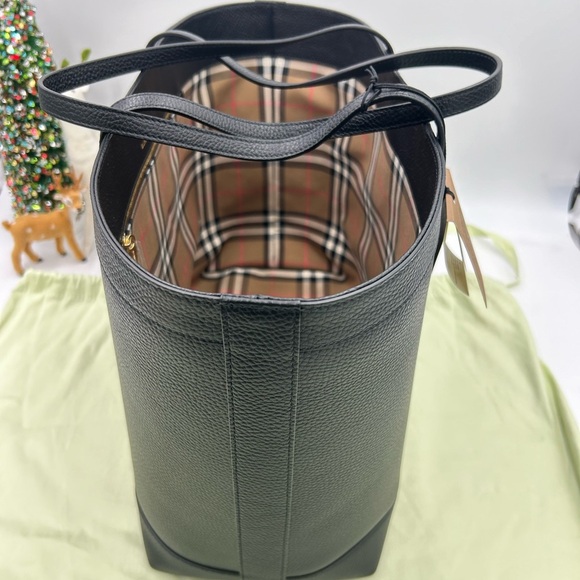 Women’s Burberry pebble grain, leather check lined , large shopping tote - Picture 3 of 14
